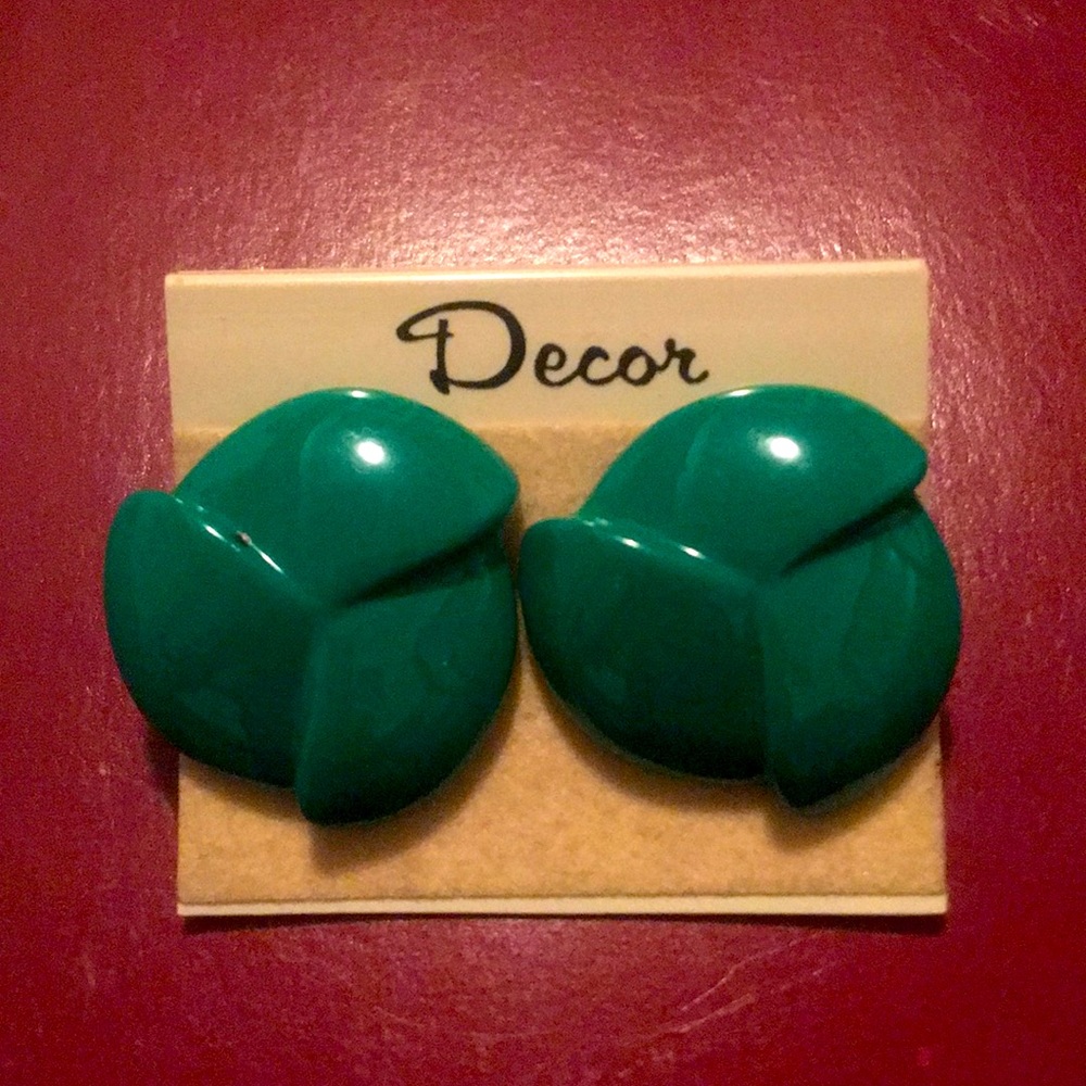 Vintage Decor plastic/metallic green earrings